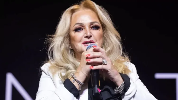 Bonnie tyler en coma inducido tras cirugía de urgencia en portugal