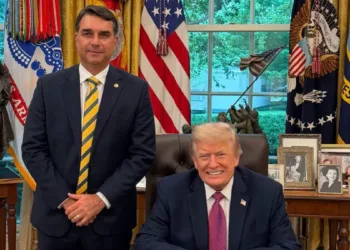 Donald trump recibe a flávio bolsonaro en la casa blanca en respaldo a su candidatura