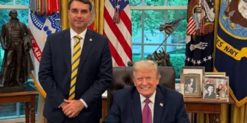 Donald trump recibe a flávio bolsonaro en la casa blanca en respaldo a su candidatura