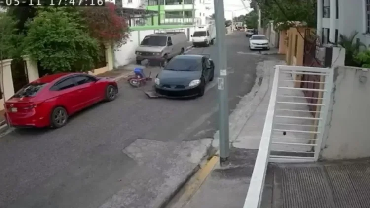 Carro impacta a delivery y lo deja herido en santo domingo este