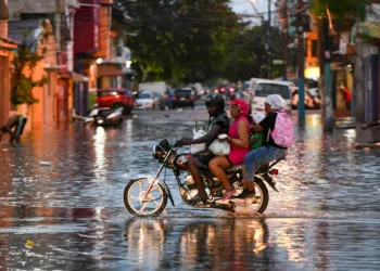 Onda tropical y vaguada extenderán las lluvias en república dominicana por los próximos tres días