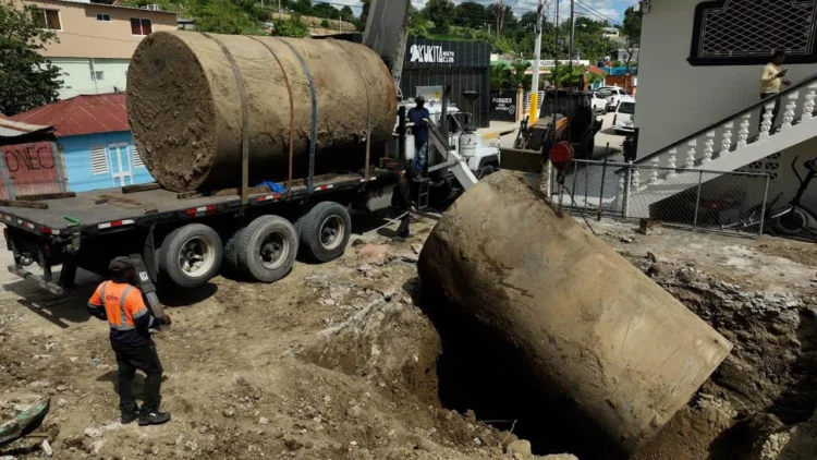 Los dos tanques metálicos soterrados, con capacidad de 5,000 galones cada uno de combustibles , incautados en estación clandestina en san juan.