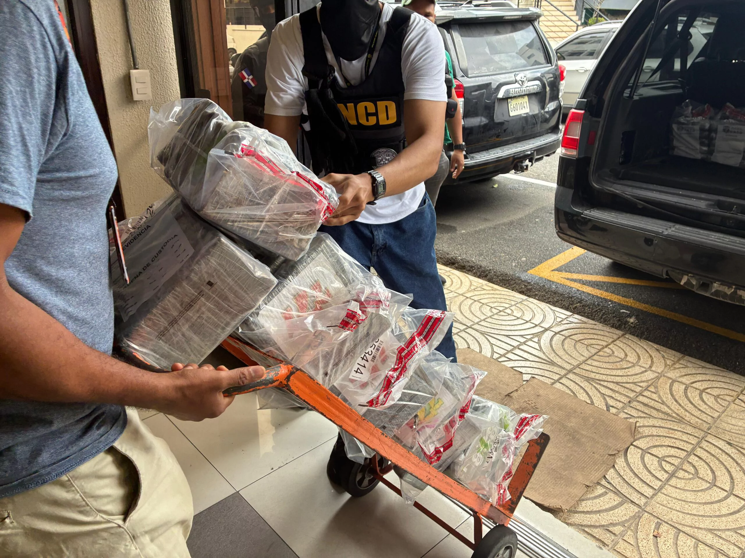 Decomisan 120 paquetes de cocaína camuflada en equipos médicos en puerto caucedo
