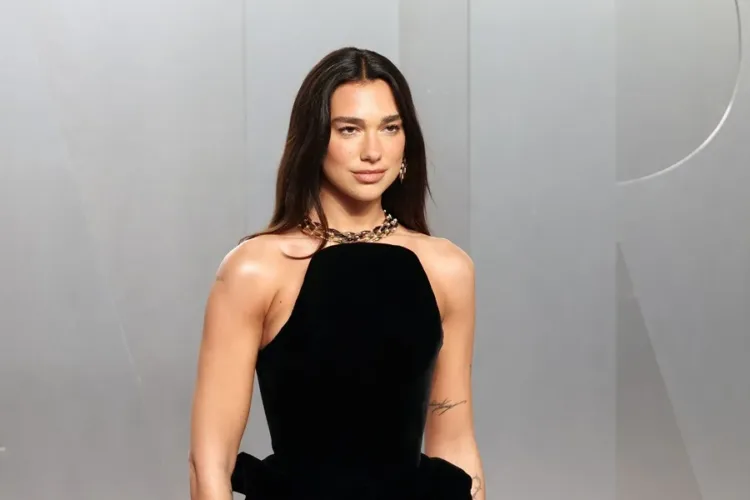 Dua lipa demanda a samsung por 15 millones de dólares por uso de imagen