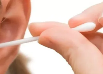 Especialistas advierten sobre los riesgos de usar hisopos en los oídos