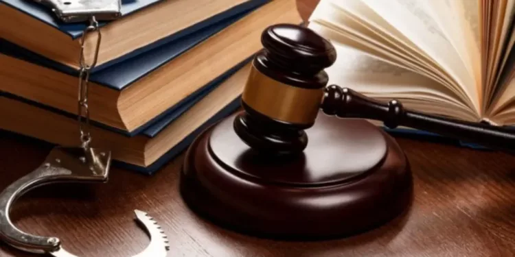 Ofender a un funcionario público costaría hasta un año de cárcel en el nuevo código penal
