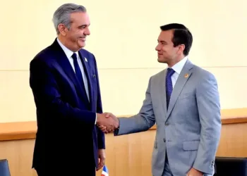 Daniel noboa y luis abinader se reúnen para impulsar acuerdo comercial