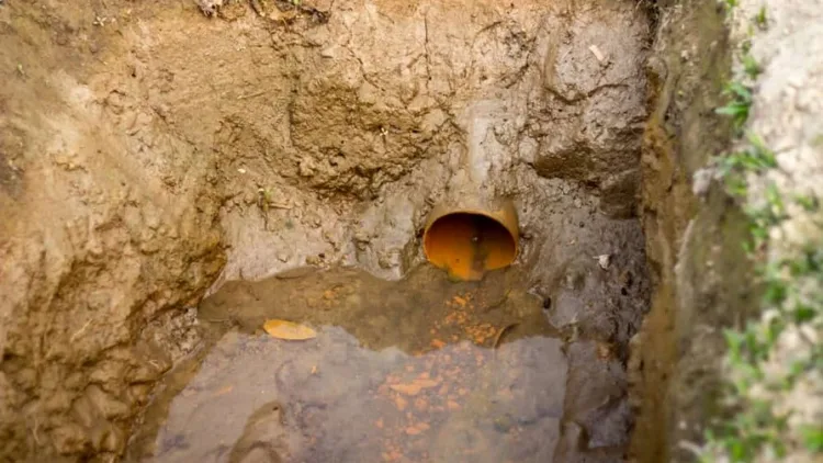Hallan a diecinueve 19 escondidos en un sistema de drenaje en frontera sur de ee. Uu.