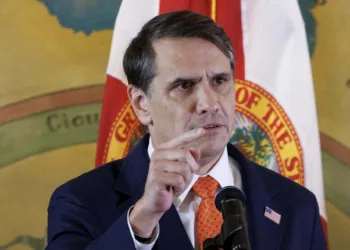 El fiscal general interino todd blanche anunció la apertura de una acusación formal modificada contra el expresidente cubano raúl castro durante una ceremonia en honor a las víctimas de los asesinatos de hermanos al rescate, celebrada en la torre de la libertad en miami, florida, ee. Uu.