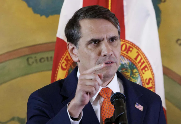 El fiscal general interino todd blanche anunció la apertura de una acusación formal modificada contra el expresidente cubano raúl castro durante una ceremonia en honor a las víctimas de los asesinatos de hermanos al rescate, celebrada en la torre de la libertad en miami, florida, ee. Uu.