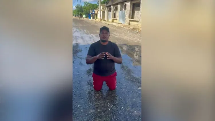 Regidor del prm se arrodilla para pedir a abinader arregle las calles de pimentel