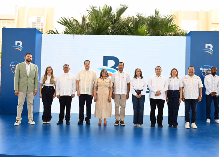 Ejecutivos de banreservas y autoridades universitarias en la doceava jornada masiva de bancarizar es patria en san franciso de macorís. Desde la izquierda franklin soriano, linda valette, isaac garcía, fernando mir, rosa francia burgos, ysidro garcía, ruth rosario, rhonny estévez, karina suffront y huáscar jiménez.