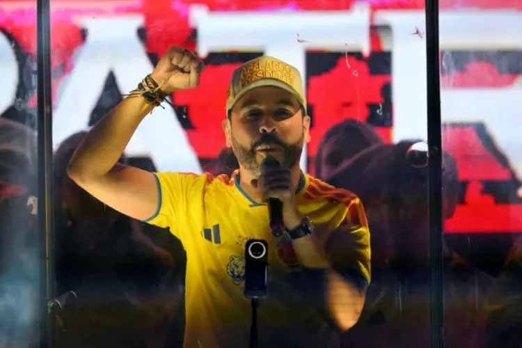 La izquierda cuestiona uso de la camiseta de Colombia como símbolo político La izquierda cuestiona uso de la camiseta de colombia como símbolo político