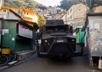 Turistas quedan atrapados en mirador por operación contra narcos en rio de janeiro