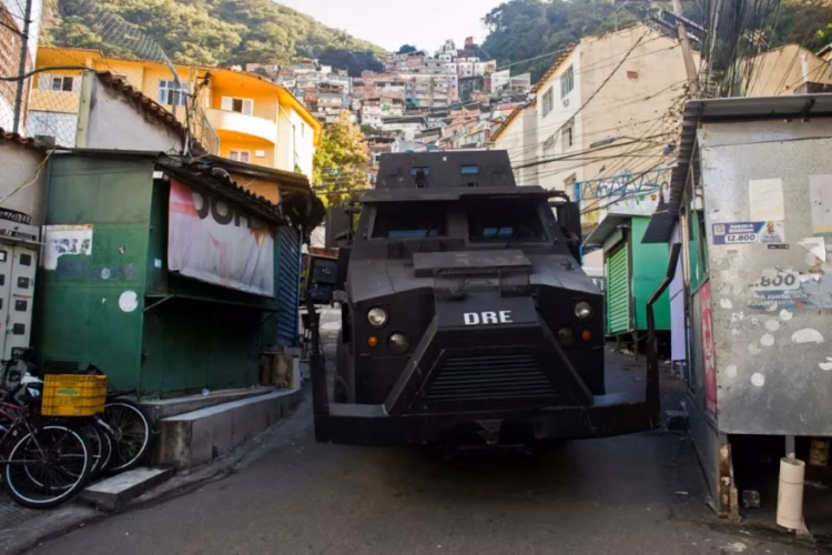 Turistas quedan atrapados en mirador por operación contra narcos en rio de janeiro