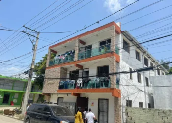 Niña de seis años sobrevive a una caída desde un tercer piso en el ensanche espaillat de santiago