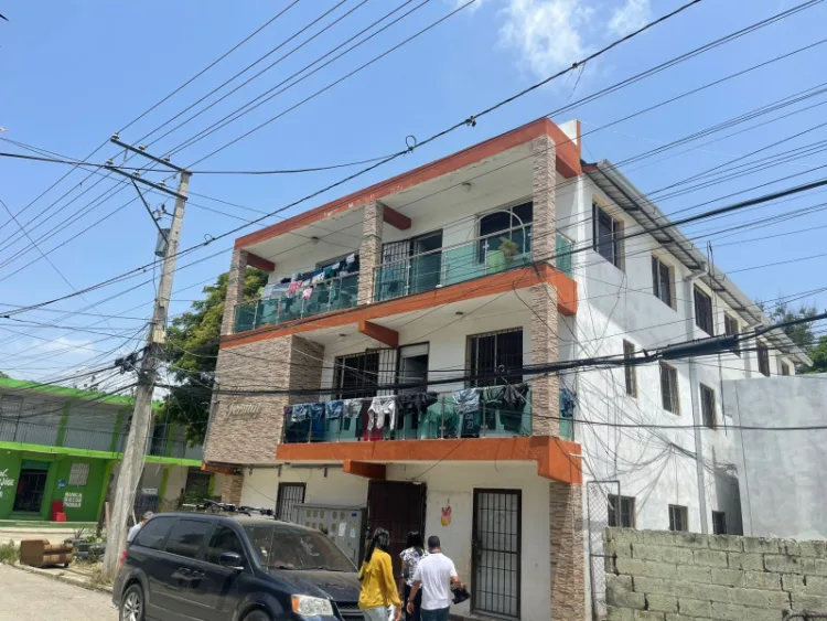 Niña de seis años sobrevive a una caída desde un tercer piso en el ensanche espaillat de santiago