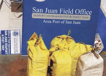 Acusan a tres dominicanos arrestados con 300 kilos de cocaína en aguas de pr