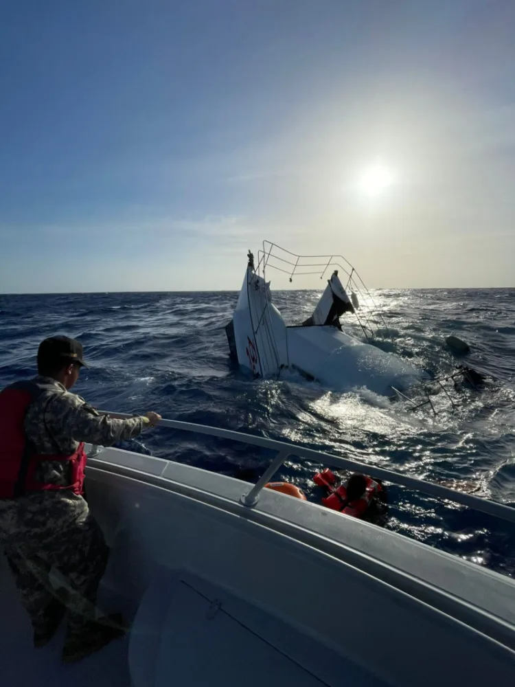 Armada dominicana rescata a dos personas tras naufragio de una embarcación cercana a puerto plata