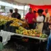 Familias desafían la lluvia este sábado en el cuarto día de la feria del mango en baní