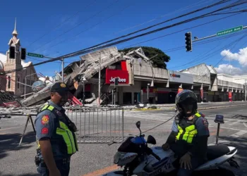 Terremoto de 7,8 sacude Filipinas y activa alerta de tsunami Policías se reúnen frente a un restaurante de comida rápida jollibee derrumbado tras un terremoto de magnitud 7. 8 en la ciudad de general santos el 8 de junio de 2026. Un terremoto de magnitud 7. 8 que sacudió el sur de filipinas el 8 de junio causó la muerte de al menos una persona y el derrumbe de edificios, según informó la policía, mientras que el desastre provocó alertas de tsunami en toda la región.
