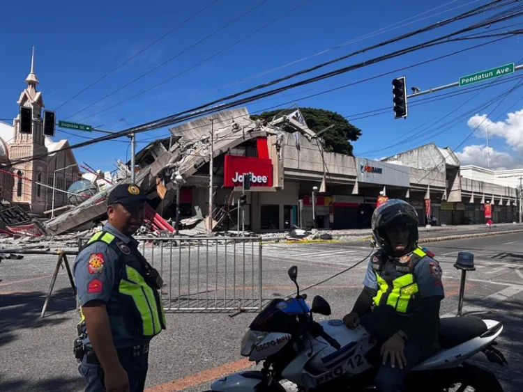 Policías se reúnen frente a un restaurante de comida rápida jollibee derrumbado tras un terremoto de magnitud 7. 8 en la ciudad de general santos el 8 de junio de 2026. Un terremoto de magnitud 7. 8 que sacudió el sur de filipinas el 8 de junio causó la muerte de al menos una persona y el derrumbe de edificios, según informó la policía, mientras que el desastre provocó alertas de tsunami en toda la región.