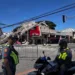 Policías se reúnen frente a un restaurante de comida rápida jollibee derrumbado tras un terremoto de magnitud 7. 8 en la ciudad de general santos el 8 de junio de 2026. Un terremoto de magnitud 7. 8 que sacudió el sur de filipinas el 8 de junio causó la muerte de al menos una persona y el derrumbe de edificios, según informó la policía, mientras que el desastre provocó alertas de tsunami en toda la región.
