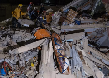 Caracas, venezuela – june 25: rescue personnel transport an elderly person on a stretcher after the individual was rescued from the rubble of a collapsed building in the san bernardino neighborhood of caracas, venezuela, on june 25, 2026. According to rescue authorities, firefighters and civil protection personnel located and rescued the person, who showed signs of life, before transferring the individual by ambulance to a medical center. Diko betancourt / anadolu (photo by diko betancourt / anadolu via a