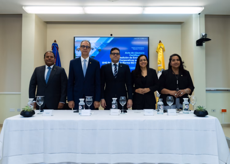 Banco popular, pucmm y deuman certifican profesionales en medición de emisiones corporativas