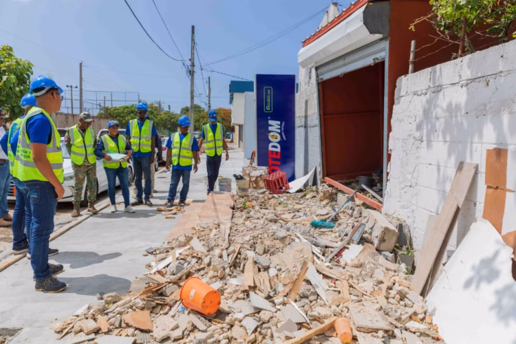 Alcaldía del dn tumba bancas de apuestas que obstruían el paso peatonal