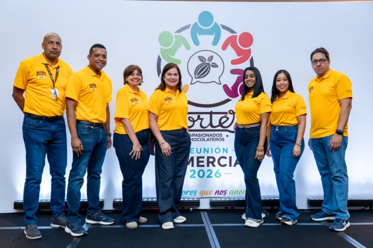 Cortés lleva la tradición familiar dominicana a los hogares con su nueva campaña: la visita cortés