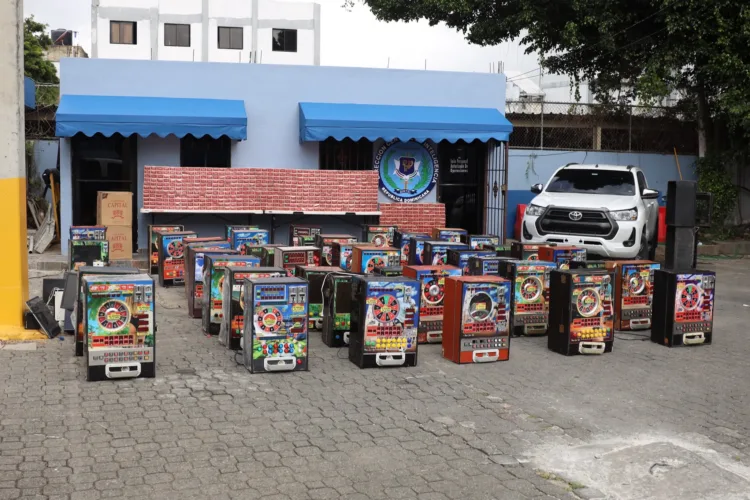 Policía nacional ocupa más de 329 mil cigarrillos de contrabando y 52 máquinas tragamonedas