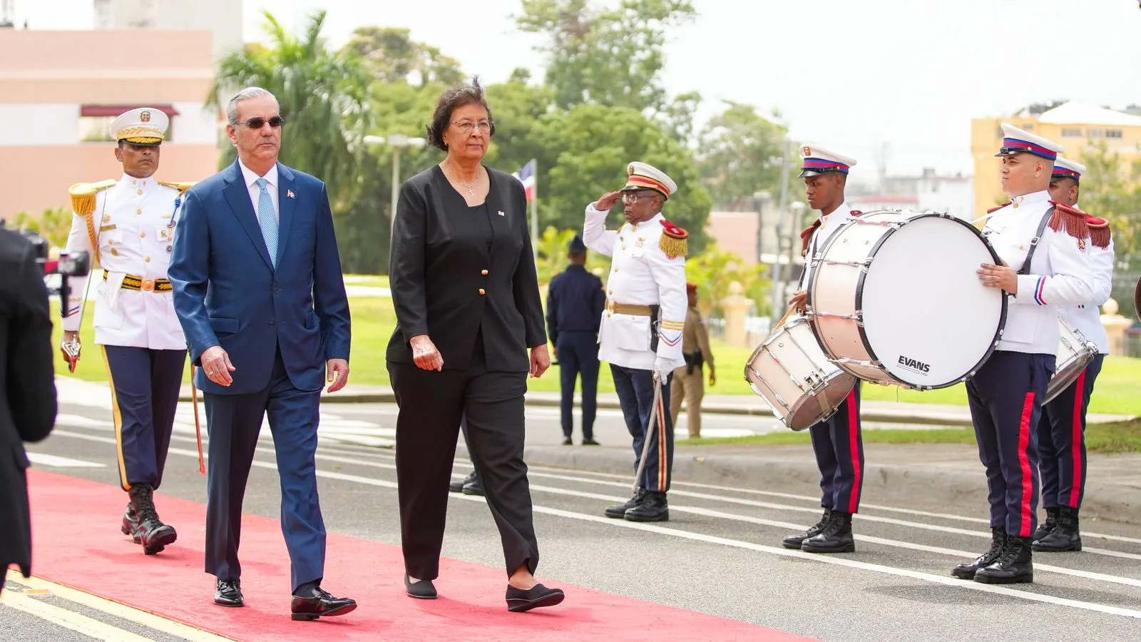 Abinader recibe en el palacio nacional a la presidenta de surinam en visita oficial