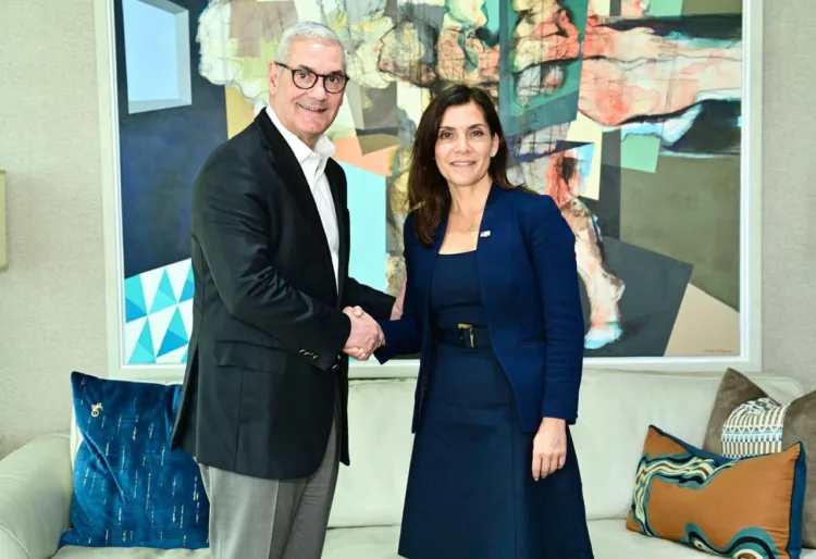 Gonzalo Castillo sostiene encuentro con la embajadora de EE. UU. Leah Campos Gonzalo castillo sostiene encuentro con la embajadora de ee. Uu. Leah campos