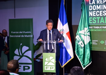 Leonel fernández asegura que la fuerza del pueblo sigue creciendo y juramenta nuevos dirigentes en madrid