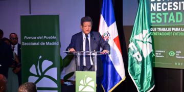 Leonel fernández asegura que la fuerza del pueblo sigue creciendo y juramenta nuevos dirigentes en madrid