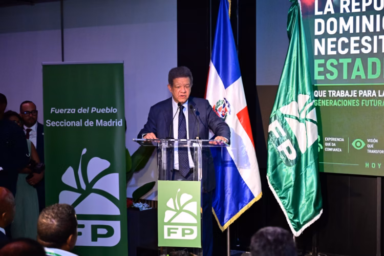 Leonel fernández asegura que la fuerza del pueblo sigue creciendo y juramenta nuevos dirigentes en madrid