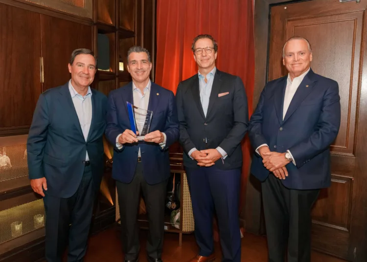 Banco Popular celebra 50 años de relación con Bank of America De izquierda a derecha, mark monaco, christopher paniagua, christian stolcke y luis e. Espínola.