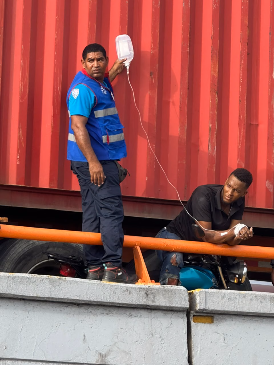Rescatan a dos motociclistas atrapados debajo de una patana en el puente quinto centenario