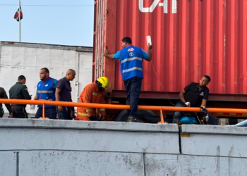 Rescatan a dos motociclistas atrapados debajo de una patana en el puente quinto centenario