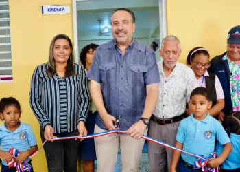 El director ejecutivo del instituto nacional de educación física (inefi), albert rodríguez mella, junto a la gobernadora de azua,....