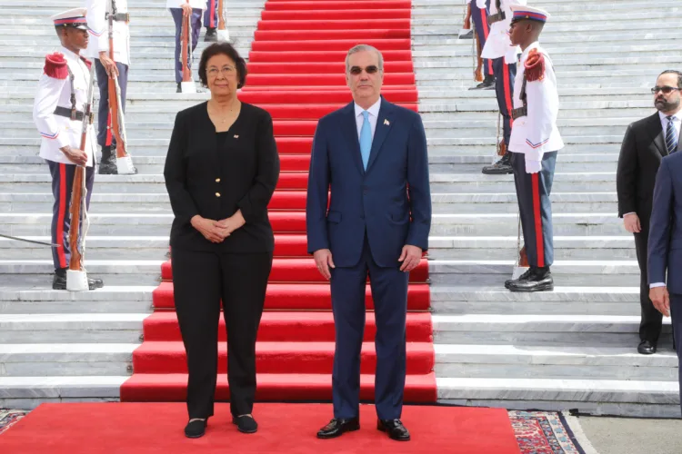 Abinader recibe en el palacio nacional a la presidenta de surinam en visita oficial