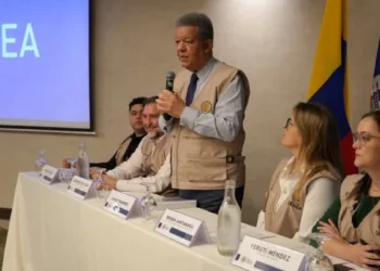 Leonel fernández llama a respetar el voto en colombia tras concluir primera vuelta presidencial