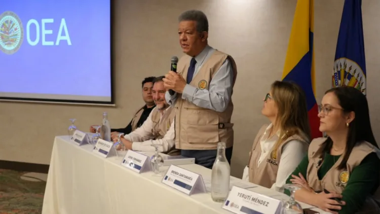 Leonel fernández llama a respetar el voto en colombia tras concluir primera vuelta presidencial