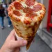 Pizza en cono gana popularidad por su practicidad