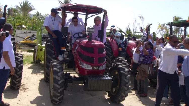 David collado entrega camiones y equipos de limpieza a municipios turísticos