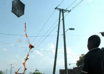 Edeeste advierte sobre peligro de volar chichiguas en zonas cableadas