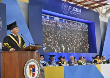 Doctor leonardo aguilera exhorta a graduados de la pucmm a ser visionarios y valorar la ética