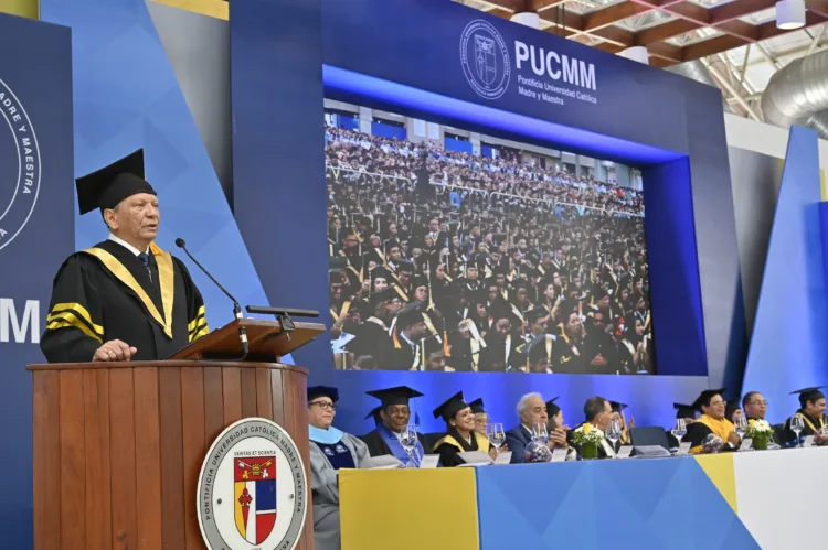 Doctor leonardo aguilera exhorta a graduados de la pucmm a ser visionarios y valorar la ética