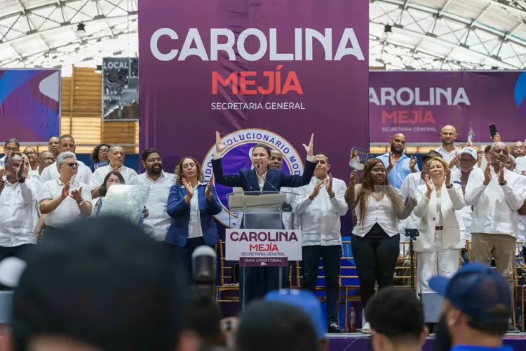 Carolina mejía rinde cuentas en san cristóbal y reafirma compromiso con la militancia del prm